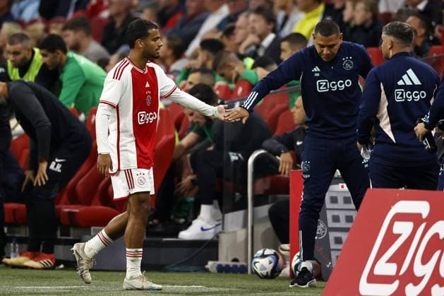 Fußball, EL Quali, Ajax Amsterdam - Ludogorez Rasgrad AMSTERDAM - (lr) Owen Wijndal of Ajax, Ajax assistant coach Hedwiges Maduro during the UEFA Europa League play-offs match between Ajax Amsterdam and PFC Ludogorets at the Johan Cruijff ArenA on August 31, 2023 in Amsterdam, Netherlands. ANP MAURICE VAN STONE UEFA Champions League - Play-Offs Second Leg 2023 2024 xVIxANPxSportx xxANPxIVx 476853025 originalFilename: 476853025.jpg