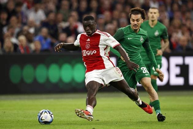 Fußball, EL Quali, Ajax Amsterdam - Ludogorez Rasgrad AMSTERDAM - (l-r) Brian Brobbey of Ajax, Pedro Naressi of PFK Ludogorets 1945 during the UEFA Europa League play-offs match between Ajax Amsterdam and PFC Ludogorets at Johan Cruijff ArenA on August 31, 2023 in Amsterdam, Netherlands. ANP MAURICE VAN STONE UEFA Champions League - Play-Offs Second Leg 2023 2024 xVIxANPxSportx xxANPxIVx 476853094 originalFilename: 476853094.jpg