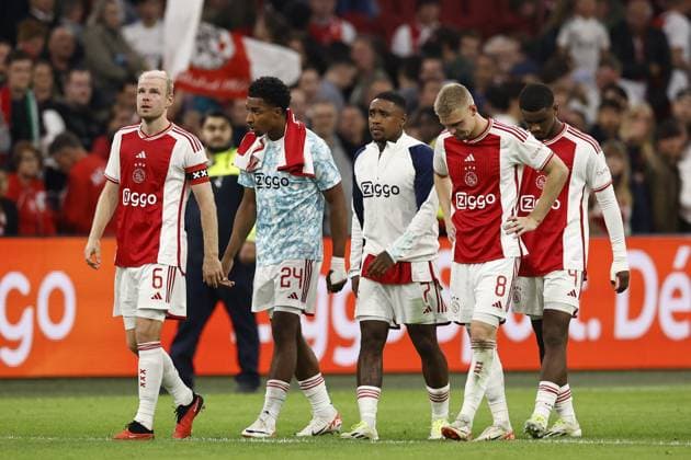Sport Bilder des Tages Fußball, EL Quali, Ajax Amsterdam - Ludogorez Rasgrad AMSTERDAM - (lr) Davy Klaassen of Ajax, Slivano Vos of Ajax, Steven Bergwijn of Ajax, Kenneth Taylor of Ajax, Jorrel Hato of Ajax are disappointed during the UEFA Europa League play-offs match between Ajax Amsterdam and PFC Ludogorets in the Johan Cruijff ArenA on August 31, 2023 in Amsterdam, Netherlands. ANP MAURICE VAN STONE UEFA Champions League - Play-Offs Second Leg 2023 2024 xVIxANPxSportx xxANPxIVx 476854587 originalFilename: 476854587.jpg