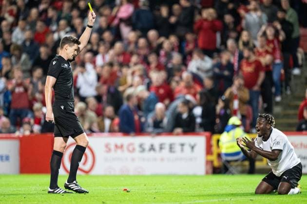230831 Häckens Ibrahim Sadiq reacts to receiving a yellow card from Referee Daniel Siebert during the UEFA Europa League play off between Aberdeen and Häcken on August 31, 2023 in Aberdeen Photo Daniel Stiller BILDBYRAN kod DS DS0328 fotboll soccer football uefa europa league aberdeen häcken bbeng bbauto  Copyright: DANIELxSTILLER BB230831DS045