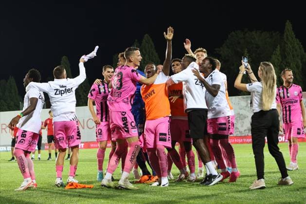 SOCCER - UEFA EL, Zrinjski vs LASK MOSTAR,BOSNIA AND HERZEGOVINA,31.AUG.23 - SOCCER - UEFA Europa League, qualification, HSK Zrinjski Mostar vs Linzer ASK. Image shows the rejoicing of LASK.  GEPAxpictures xMathiasxMandl