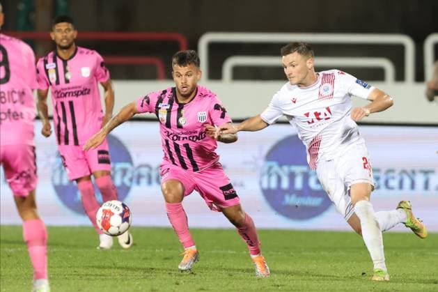 SOCCER - UEFA EL, Zrinjski vs LASK MOSTAR,BOSNIA AND HERZEGOVINA,31.AUG.23 - SOCCER - UEFA Europa League, qualification, HSK Zrinjski Mostar vs Linzer ASK. Image shows Sascha Horvath (LASK) and Antonio Ivancic (Zrinjski).  GEPAxpictures xMathiasxMandl