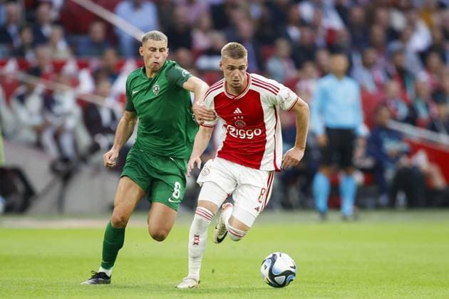 AMSTERDAM , 31-08-2023 , Johan Cruijff Arena , UEFA Europa League season 2023 2024 , Play-offs 2nd leg , match between Ajax and Ludogorets , Ajax player Kenneth Taylor and Ludogorets player Jakub Piotrowski Ajax - Ludogorets  x22147513x Copyright: