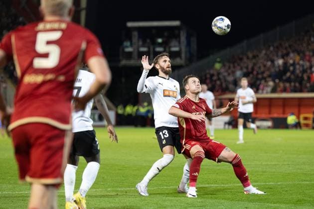 230831 Simon Sandberg of Häcken and James McGarry of Aberdeen during the UEFA Europa League play off between Aberdeen and Häcken on August 31, 2023 in Aberdeen Photo Daniel Stiller BILDBYRAN code DS DS0328 football soccer football uefa europa league aberdeen häcken bbeng  Copyright: DANIELxSTILLER BB230831DS064