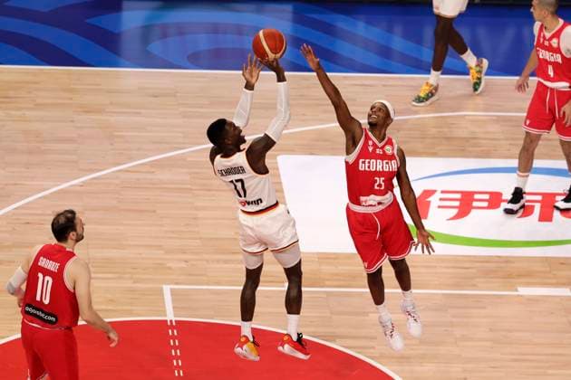 01 09 2023, FIBA Basketball World Cup, Okinawa Japan , Germany Georgia, Matchday 4, Group K Dennis Schröder GER, No17 , Thaddus Mcfadden GEO, No25 Okinawa Okinawa Arena Okinawa Japan