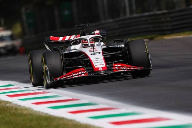 20 MAGNUSSEN Kevin (den), Haas F1 Team VF-23 Ferrari, action during the 2023 Formula 1 Pirelli Grand Premio d™Italia Grand Prix, 14th round of the 2023 Formula One World Championship, WM, Weltmeisterschaft from September 1 to 3, 2023 on the Autodromo Nazionale di Monza, in Monza, Italy - F1 - ITALIAN GRAND PRIX 2023 DPPI Panoramic  00123032_EAR38371.JPG