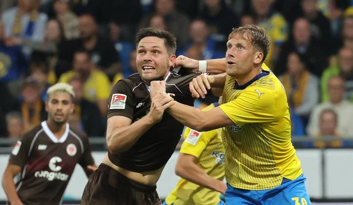 Sport Bilder des Tages Brian Behrendt (Eintracht Braunschweig), Andreas Albers (FC St. Pauli) Fussball, Herren, Saison 2023 2024, 2.BL, Eintracht Stadion, Eintracht Braunschweig gegen FC St. Pauli DFL REGULATIONS PROHIBIT ANY USE OF PHOTOGRAPHS AS IMAGE SEQUENCES AND OR QUASI-VIDEO. *** Brian Behrendt Eintracht Braunschweig , Andreas Albers FC St Pauli Football, Men, Season 2023 2024, 2 BL, Eintracht Stadium, Eintracht Braunschweig vs FC St Pauli DFL REGULATIONS PROHIBIT ANY USE OF PHOTOGRAPHS AS IMAGE SEQUENCES AND OR QUASI VIDEO