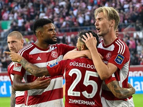 Jamil Siebert (Fortuna Duesseldorf, 20), Matthias Zimmermann (Fortuna Duesseldorf, 25) und Vincent Vermeij (Fortuna Duesseldorf, 09) jubeln ueber das Tor zum 3:1. Dahinter Jordy de Wijs (Fortuna Duesseldorf, 30). Fortuna Duesseldorf vs. Karlsruher SC, Fussball, 2. Bundesliga, 05. Spieltag, Saison 2023 2024, 01.09.2023 DFL REGULATIONS PROHIBIT ANY USE OF PHOTOGRAPHS AS IMAGE SEQUENCES AND OR QUASI-VIDEO Fortuna Duesseldorf vs. Karlsruher SC, Fussball, 2. Bundesliga, 05. Spieltag, Saison 2023 2024, 01.09.2023 Duesseldorf *** Jamil Siebert Fortuna Duesseldorf, 20 , Matthias Zimmermann Fortuna Duesseldorf, 25 and Vincent Vermeij Fortuna Duesseldorf, 09 cheer over the goal to make it 3 1 Behind them Jordy de Wijs Fortuna Duesseldorf, 30 Fortuna Duesseldorf vs Karlsruher SC, soccer, 2 Bundesliga, 05 Matchday, Season 2023 2024, 01 09 2023 DFL REGULATES PROHIBIT ANY USE OF PHOTOGRAPHS AS IMAGE SEQUENCES AND OR QUASI VIDEO Fortuna Duesseldorf vs Karlsruher SC, Football, 2 Bundesliga, 05 Matchday, Season 2023 2024, 01 09 2023 Duesseldorf Copyright: xEibner-Pressefoto ThomasxHaeslerx EP_THR