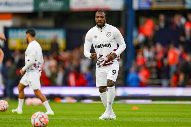 Luton Town v West Ham United Premier League 01 09 2023. Michail Antonio (9) of West Ham United warms up during the Premier League match between Luton Town and West Ham United at Kenilworth Road, Luton, England on 1 September 2023. Editorial use only DataCo restrictions apply See www.football-dataco.com , Copyright: xNigelxKeenex PSI-17963-0028
