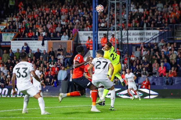 Luton Town v West Ham United Premier League 01 09 2023. Alphonse Areola (23) of West Ham United punches clear during the Premier League match between Luton Town and West Ham United at Kenilworth Road, Luton, England on 1 September 2023. Editorial use only DataCo restrictions apply See www.football-dataco.com , Copyright: xNigelxKeenex PSI-17963-0038