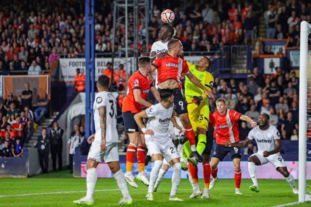 Luton Town v West Ham United Premier League 01 09 2023. Kurt Zouma (4) of West Ham United heads clear during the Premier League match between Luton Town and West Ham United at Kenilworth Road, Luton, England on 1 September 2023. Editorial use only DataCo restrictions apply See www.football-dataco.com , Copyright: xNigelxKeenex PSI-17963-0042