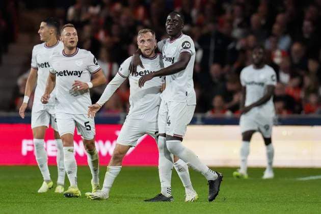 Jarrod Bowen (20) of West Ham United (3rd left) celebrates with Kurt Zouma (4) of West Ham United after he scores the opening goal during the Premier League match between Luton Town and West Ham United at Kenilworth Road, Luton, England on 1 September 2023. Copyright: xDavidxHornx PMI-5742-0100
