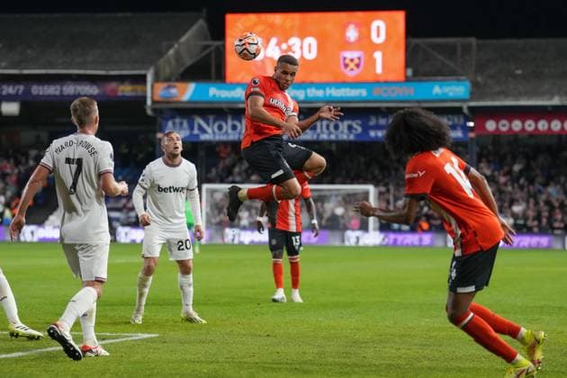 Carlton Morris (9) of Luton Town (centre) during the Premier League match between Luton Town and West Ham United at Kenilworth Road, Luton, England on 1 September 2023. Copyright: xDavidxHornx PMI-5742-0122