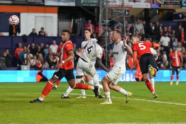 Mads Anderson (5) of Luton Town scores his team™s first goal during the Premier League match between Luton Town and West Ham United at Kenilworth Road, Luton, England on 1 September 2023. Copyright: xDavidxHornx PMI-5742-0140