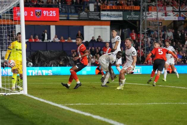 Mads Anderson (5) of Luton Town scores his team™s first goal during the Premier League match between Luton Town and West Ham United at Kenilworth Road, Luton, England on 1 September 2023. Copyright: xDavidxHornx PMI-5742-0141