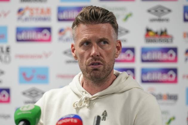 Rob Edwards (Manager) of Luton Town after the Premier League match between Luton Town and West Ham United at Kenilworth Road, Luton, England on 1 September 2023. Copyright: xDavidxHornx PMI-5742-0153