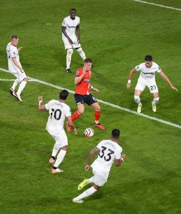 Sport Bilder des Tages Ross Barkley of Luton Town surrounded by West Ham United players during the Premier League match between Luton Town and West Ham United at Kenilworth Road, Luton, England on 1 September 2023. Copyright: xAndyxRowlandx PMI-5744-0002