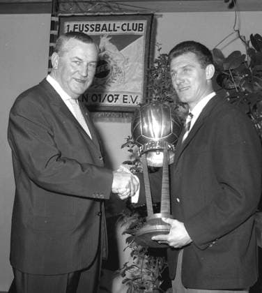 Franz Kremer honors Hans Schäfer 1 FC Cologne as footballer of the year on 04 10 1963 HM