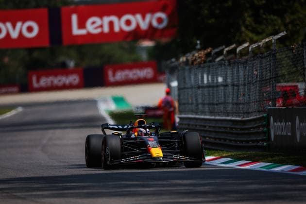 01 VERSTAPPEN Max (nld), Red Bull Racing RB19, action during the 2023 Formula 1 Pirelli Grand Premio d™Italia Grand Prix, 14th round of the 2023 Formula One World Championship, WM, Weltmeisterschaft from September 1 to 3, 2023 on the Autodromo Nazionale di Monza, in Monza, Italy - F1 - ITALIAN GRAND PRIX 2023 DPPI Panoramic  EAR32082