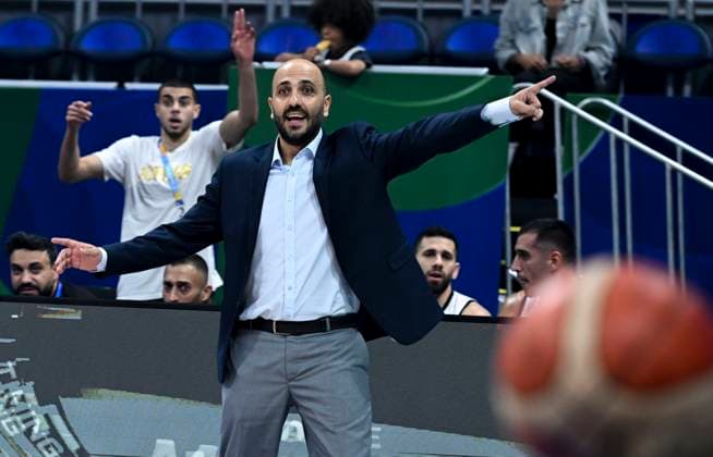 (230902) -- MANILA, Sept. 2, 2023 -- Wesam Al-Sous, coach of Jordan, gestures during the classification round 17-32 match between Jordan and Mexico at the 2023 FIBA World Cup in Manila, the Philippines, Sept. 2, 2023. ) (SP)PHILIPPINES-MANILA-BASKETBALL-FIBA WORLD CUP-CLASSIFICATION ROUND-MEX VS JOR HexChangshan 