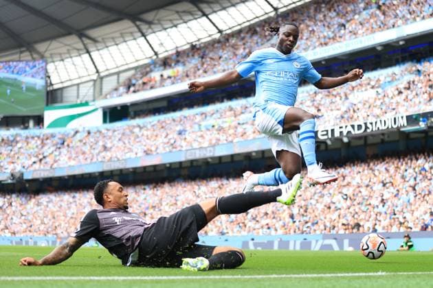 Sport Bilder des Tages Football - Premier League - Manchester City v Fulham 2nd September 2023 - Premier League - Manchester City v Fulham - Kenny Tete of Fulham battles with Jeremy Doku of Manchester City - Photo: Simon Stacpoole Offside. Manchester UK *** Fußball Premier League Manchester City gegen Fulham 2. September 2023 Premier League Manchester City gegen Fulham Kenny Tete von Fulham kämpft mit Jeremy Doku von Manchester City Foto Simon Stacpoole Abseits Manchester UK  Copyright: xSimonxStacpoolexOffside