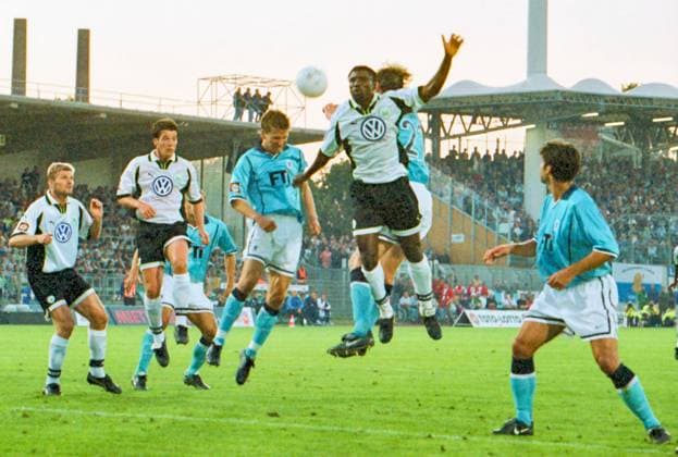Archivbilder der Woche SPORT KW35 RECORD DATE NOT STATED Aus 1. BL. VfL Wolfsburg - TSV München von 1860 2:1 am 13.08.1999. Im Foto: WOB Spieler v. re.: Jonathan Akpoborie Brian O Neil und Andrzej Juskowiak *** From 1 BL VfL Wolfsburg TSV Munich of 1860 2 1 on 13 08 1999 In photo WOB players v re Jonathan Akpoborie Brian O Neil and Andrzej Juskowiak