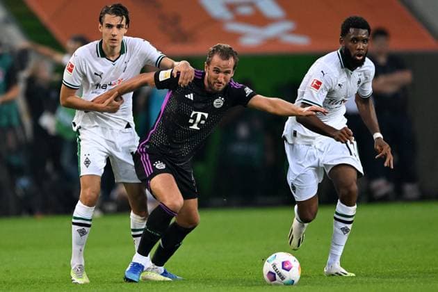 Sport Bilder des Tages MONCHENGLADBACH - (l-r) Florian Neuhaus of Borussia Monchengladbach, Harry Kane of FC Bayern Munchen, Theosophist Jordan Siebatcheu of Borussia Monchengladbach during the German Bundesliga match between Borussia Monchengladbach and FC Bayern Munchen at the Borussia-Park stadium on September 2, 2023 in Monchengladbach, Germany . AP Dutch Height Gerrit van Keulen545954 Bundesliga 2023 2024 xVIxANPxSportx xGerritxvanxKeulenxIVx 477045595 originalFilename: 477045595.jpg