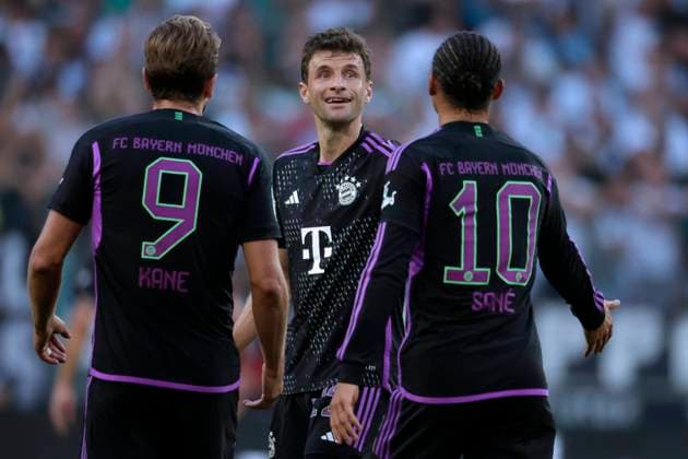 Bilder des Jahres 2023, Sport 09 September Mönchengladbach, Deutschland, Germany 1. Fussball Bundesliga, 3. Spieltag, Matchday 3 Borussia Mönchengladbach vs. Bayern München 1-2 02. 09. 2023 im Borussia Park in Mönchengladbach Harry KANE (FCB) li.- freut sich mit Thomas MUELLER (MÜLLER) (FCB) 2.v.li.- und Leroy SANE (FCB) re.- über den Sieg Photo: Norbert Schmidt, Duesseldorf *** Mönchengladbach, Germany, Germany 1 Football Bundesliga, Matchday 3 Borussia Mönchengladbach vs Bayern Munich 1 2 02 09 2023 at Borussia Park in Mönchengladbach Harry KANE FCB left is happy with Thomas MUELLER MÜLLER FCB 2 v left and Leroy SANE FCB right about the victory Photo Norbert Schmidt, Duesseldorf