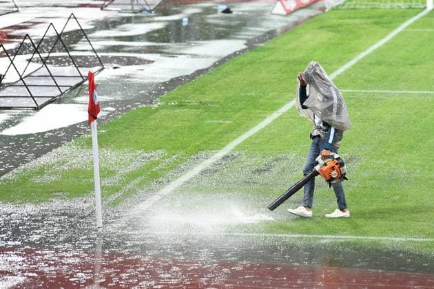Bilder des Jahres 2023, Sport 09 September Sport Bilder des Tages Romania SuperLiga: FC Universitatea U Cluj vs Politehnica Iasi The match between FC Universitatea U Cluj and Politehnica Iasi is suspended for 1 hour due to flooded pitch. The maintainance team is working to get the water out of the pitch. Cluj Arena, Cluj-Napoca, 03 September 2023 Cluj-Napoca Cluj Arena Romania Copyright: xAncaxTepeix