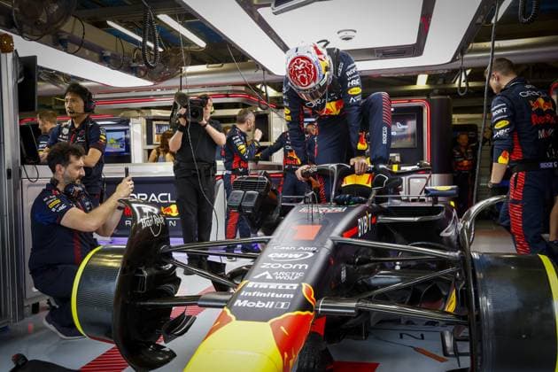 MONZA - Max Verstappen (Red Bull Racing) gets into his car before the start during the Italian Grand Prix at the Autodromo Nazionale Monza circuit on September 3, 2023 in Monza, Italy. ANP SEM VAN DER WAL Race 2023 2024 xVIxANPxSportx xxANPxIVx 477135193 originalFilename: 477135193.jpg