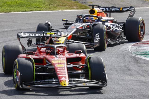 MONZA - Carlos Sainz (Ferrari), Max Verstappen (Red Bull Racing) (l-r) in action during the Italian Grand Prix at the Autodromo Nazionale Monza circuit on September 3, 2023 in Monza, Italy. ANP SEM VAN DER WAL Race 2023 2024 xVIxANPxSportx xxANPxIVx 477141704 originalFilename: 477141704.jpg