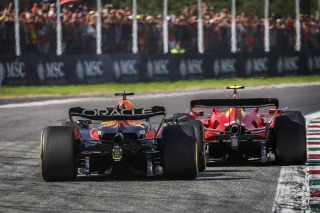 MONZA - Max Verstappen (Red Bull Racing), Carlos Sainz (Ferrari) (lr) in action during the Italian Grand Prix at the Autodromo Nazionale Monza Circuit on September 3, 2023 in Monza, Italy. ANP SEM VAN DER WAL Race 2023 2024 xVIxANPxSportx xxANPxIVx 477145643 originalFilename: 477145643.jpg
