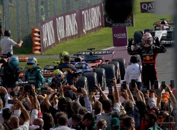 FORMULA 1 PIRELLI GRAN PREMIO D ITALIA 2023 03 09 2023, Autodromo Nazionale di Monza, Monza, FORMULA 1 PIRELLI GRAN PREMIO D ITALIA 2023 ,in the picture winner Max Verstappen NLD , Oracle Red Bull Racing stands on his car and indicates with his fingers that he has made 10 wins in a row nordphotoxGmbHx xBratic nph00250