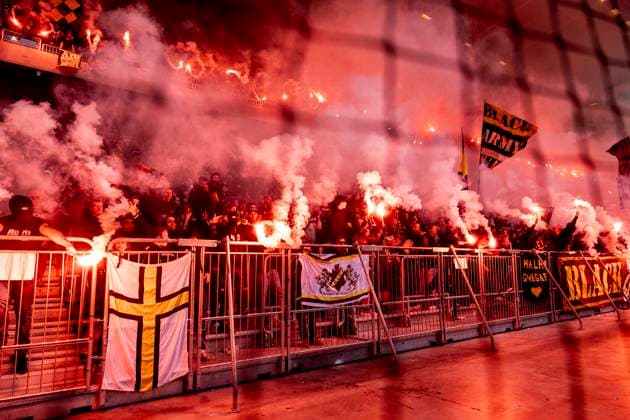 Sport Bilder des Tages STOCKHOLM 20230903 AIK:s hejarklack med pyroteknik under söndagens fotbollsmatch i allsvenskan mellan Hammarby IF och AIK pa Tele2 Arena. STOCKHOLM Sverige x10430x *** STOCKHOLM 20230903 AIKs cheering squad with pyrotechnics during Sundays allsvenskan football match between Hammarby IF and AIK at Tele2 Arena STOCKHOLM Sweden x10430x  Copyright: xChristinexOlsson TTx ALLSVENSKAN HAMMARBY-AIK