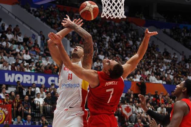 JAKARTA, INDONESIA SEPTEMBER 3: Spain™s Willy Hernangomez is challenged Dwight Powell on Spain vs Canada game during 2023 FIBA Basketball World Cup in Jakarta, Indonesia on September 3, 2023. The 2023 FIBA Basketball World Cup held on August 25 until September 10, 2023 in Jakarta - Indonesia, Manila - Philipines dan Okinawa Japan. Photo by Yuli Seperi Panoramic BASKET BALL : Espagne vs Canada - FIBA Coupe du monde - Jakarta - 03 09 2023 YuliSeperi Panoramic 