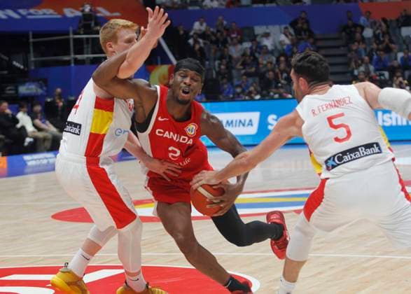 JAKARTA, INDONESIA SEPTEMBER 3: Canada™s Shai Gilgeous-Alexander (C) dribbling a ball on Spain vs Canada game during 2023 FIBA Basketball World Cup in Jakarta, Indonesia on September 3, 2023. The 2023 FIBA Basketball World Cup held on August 25 until September 10, 2023 in Jakarta - Indonesia, Manila - Philipines dan Okinawa Japan. Photo by Yuli Seperi Panoramic BASKET BALL : Espagne vs Canada - FIBA Coupe du monde - Jakarta - 03 09 2023 YuliSeperi Panoramic 