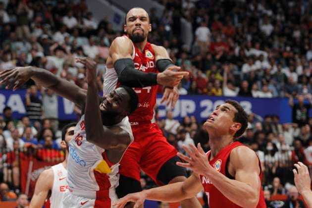 JAKARTA, INDONESIA SEPTEMBER 3: Spain™s Usman Garuba , Canada™s Dillon Brooks (C) and Dwight Powell seen a ball on Spain vs Canada game during 2023 FIBA Basketball World Cup in Jakarta, Indonesia on September 3, 2023. The 2023 FIBA Basketball World Cup held on August 25 until September 10, 2023 in Jakarta - Indonesia, Manila - Philipines dan Okinawa Japan. Photo by Yuli Seperi Panoramic BASKET BALL : Espagne vs Canada - FIBA Coupe du monde - Jakarta - 03 09 2023 YuliSeperi Panoramic 