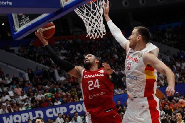 JAKARTA, INDONESIA SEPTEMBER 3: Canada™s Dillon Brooks (L) shot a ball on Spain vs Canada game during 2023 FIBA Basketball World Cup in Jakarta, Indonesia on September 3, 2023. The 2023 FIBA Basketball World Cup held on August 25 until September 10, 2023 in Jakarta - Indonesia, Manila - Philipines dan Okinawa Japan. Photo by Yuli Seperi Panoramic BASKET BALL : Espagne vs Canada - FIBA Coupe du monde - Jakarta - 03 09 2023 YuliSeperi Panoramic 