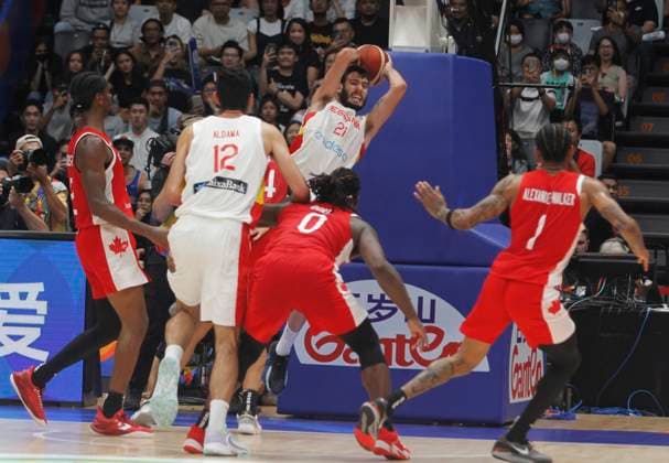 JAKARTA, INDONESIA SEPTEMBER 3: Spain™s Alex Abrines rebound a ball on Spain vs Canada game during 2023 FIBA Basketball World Cup in Jakarta, Indonesia on September 3, 2023. The 2023 FIBA Basketball World Cup held on August 25 until September 10, 2023 in Jakarta - Indonesia, Manila - Philipines dan Okinawa Japan. Photo by Yuli Seperi Panoramic BASKET BALL : Espagne vs Canada - FIBA Coupe du monde - Jakarta - 03 09 2023 YuliSeperi Panoramic 
