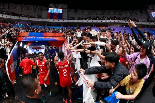 JAKARTA, INDONESIA SEPTEMBER 3: Canada™s Shai Gilgeous-Alexander (R) and RJ Barret (L) meet fans after win on Spain vs Canada game during 2023 FIBA Basketball World Cup in Jakarta, Indonesia on September 3, 2023. The 2023 FIBA Basketball World Cup held on August 25 until September 10, 2023 in Jakarta - Indonesia, Manila - Philipines dan Okinawa Japan. Photo by Yuli Seperi Panoramic BASKET BALL : Espagne vs Canada - FIBA Coupe du monde - Jakarta - 03 09 2023 YuliSeperi Panoramic 