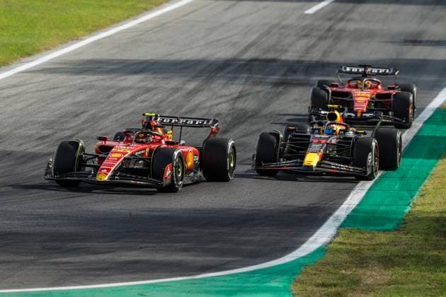 55 SAINZ Carlos (spa), Scuderia Ferrari SF-23, action 11 PEREZ Sergio (mex), Red Bull Racing RB19, action 16 LECLERC Charles (mco), Scuderia Ferrari SF-23, action during the 2023 Formula 1 Pirelli Grand Premio d™Italia Grand Prix, 14th round of the 2023 Formula One World Championship, WM, Weltmeisterschaft from September 1 to 3, 2023 on the Autodromo Nazionale di Monza, in Monza, Italy - F1 - ITALIAN GRAND PRIX 2023 - RACE DPPI Panoramic 00123033__R3_0597