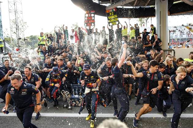 Sport Bilder des Tages Red Bull Racing ambiance celebration HORNER Christian (gbr), Team Principal of Red Bull Racing, portrait VERSTAPPEN Max (ned), Red Bull Racing RB19, portrait WHEATLEY Jonathan (gbr), Team Manager of Red Bull Racing, portrait MARKO Helmut (aut), Drivers™ Manager of Red Bull Racing, portrait PEREZ Sergio (mex), Red Bull Racing RB19, portrait during the 2023 Formula 1 Pirelli Grand Premio d™Italia Grand Prix, 14th round of the 2023 Formula One World Championship, WM, Weltmeisterschaft from September 1 to 3, 2023 on the Autodromo Nazionale di Monza, in Monza, Italy - F1 - ITALIAN GRAND PRIX 2023 - RACE DPPI Panoramic 00123033__R3_1304