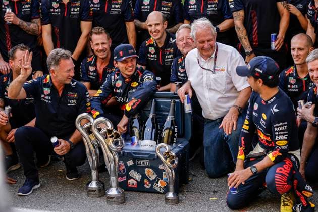 Sport Bilder des Tages HORNER Christian (gbr), Team Principal of Red Bull Racing, portrait VERSTAPPEN Max (ned), Red Bull Racing RB19, portrait WHEATLEY Jonathan (gbr), Team Manager of Red Bull Racing, portrait MARKO Helmut (aut), Drivers™ Manager of Red Bull Racing, portrait PEREZ Sergio (mex), Red Bull Racing RB19, portrait during the 2023 Formula 1 Pirelli Grand Premio d™Italia Grand Prix, 14th round of the 2023 Formula One World Championship, WM, Weltmeisterschaft from September 1 to 3, 2023 on the Autodromo Nazionale di Monza, in Monza, Italy - F1 - ITALIAN GRAND PRIX 2023 - RACE DPPI Panoramic 00123033__R5_1292