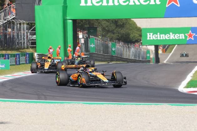 81 Oscar Piastri AUS, Mclaren F1 Team, 81 , 4 Lando Norris GBR, Mclaren F1 Team, 04 , 44 Lewis Hamilton GBR, Mercedes AMG Petronas F1 Team, 44 , Race, Italian Grand Prix, Motorsport, Formula 1, 2023 Season, 03 09 2023 ITA, Formula 1, Autodromo Nazionale Monza, 03 09 2023 Monza Copyright: xEibner-Pressefoto Grafx EP_AGF