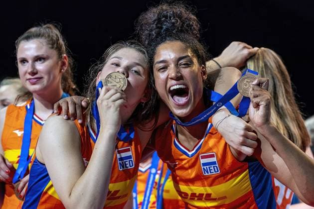 Bilder des Jahres 2023, Sport 09 September Sport Bilder des Tages BRUSSELS - Bronze medal ceremony with Eline Timmerman, Celeste Plak Netherlands at the European Volleyball Championships against Italy. ANP RONALD HOOGENDOORN xVIxANPxSportx xxANPxIVx 477195562 originalFilename: 477195562.jpg