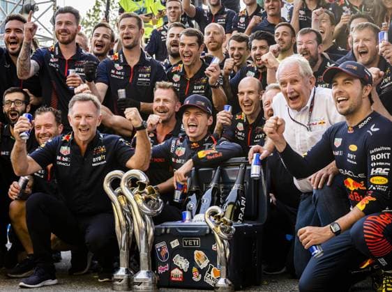 Bilder des Jahres 2023, Sport 09 September Sport Bilder des Tages MONZA - Christian Horner (Red Bull Racing), Max Verstappen (Red Bull Racing) and Sergio Perez (Red Bull Racing) during the traditional team photo after the Italian Grand Prix at the Autodromo Nazionale Monza circuit on September 3, 2023 in Monza , Italy. ANP SEM VAN DER WAL Race 2023 2024 xVIxANPxSportx xxANPxIVx 477197453 originalFilename: 477197453.jpg
