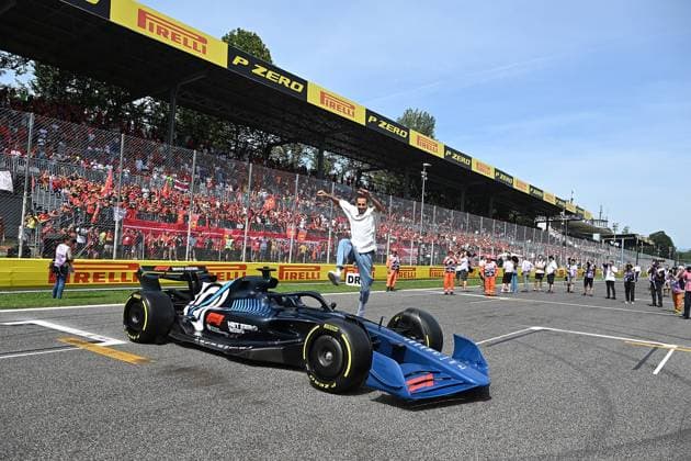 Sport Bilder des Tages FORMULA 1 PIRELLI GRAN PREMIO D ITALIA 2023 03.09.2023, Autodromo Nazionale di Monza, Monza, FORMULA 1 PIRELLI GRAN PREMIO D ITALIA 2023 ,im Bild Der italienische Hochspringer Gianmarco Tamberi springt über ein Formel 1 Auto. *** FORMULA 1 PIRELLI GRAN PREMIO D ITALIA 2023 03 09 2023, Autodromo Nazionale di Monza, Monza, FORMULA 1 PIRELLI GRAN PREMIO D ITALIA 2023 ,in the picture The Italian high jumper Gianmarco Tamberi jumps over a Formula 1 car nordphotoxGmbHx xBratic nph00250