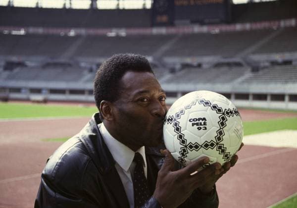 Archivbilder der Woche SPORT KW36 Pele, eigentlich Edson Arantes do Nascimento, geboren am 21. Oktober 1940 in Brasilien. Er gilt als der größte Weltfußball-Spieler des 20. Jahrhunderts und wurde in 78 Länderspielen eingesetzt. Dreimal gewann er mit Brasiliens Nationalmannschaft die Fußball-Weltmeisterschaften (1958, 1962, 1970). 1974 beendete er offiziell seine Karriere, spielte aber noch bis 1977 in den USA bei Cosmos New York. Image: The World greatest soccer player: PELE (kissing a Football, 1993) Überschrift: Pele Copyright: KPA !AUFNAHMEDATUM GESCHÄTZT! UnitedArchives00674485 0090907567