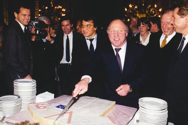 Deutscher Fussballspieler Uwe Seeler ohne Brille bei einem Tortenanschnitt in Hamburg, Deutschland um 1989. Copyright: HartwigxValdmanis Nur redaktionelle Nutzung. Editorial usage only. VAL_720001208 0247141783