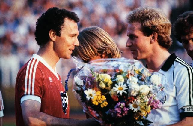 Archivbilder der Woche SPORT KW36 Franz Beckenbauer und Karl-Heinz Rummenigge, deutsche Fussballspieler, hier wird der Libero Beckenbauer im Trikot des HSV vom FC Bayern Stürmer Rummenigge, Spielführer im Trikot der Deutschen Nationalmannschaft, mit einem Blumenstrauss verabschiedet, beim Abschiedsspiel: HSV gegen die Deutsche Nationalmannschaft, 1982. Copyright: HartwigxValdmanis Nur redaktionelle Nutzung. Editorial usage only. VAL_7205000867 0263493872